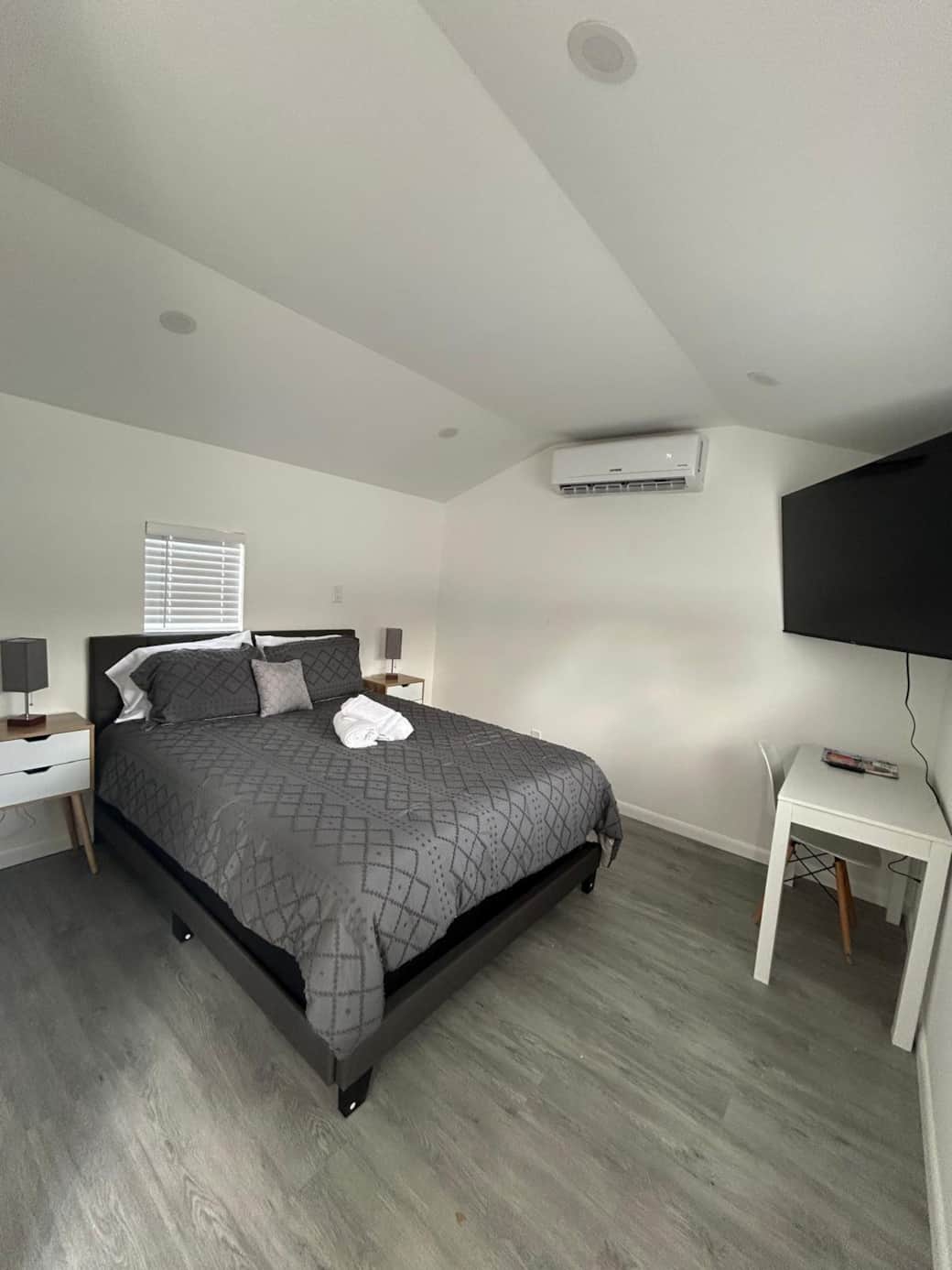Queen bed with soft linens, comfy pillows & cool A/C. Lakeland, FL Queen bed with soft linens, comfy pillows & cool A/C. Lakeland, FL