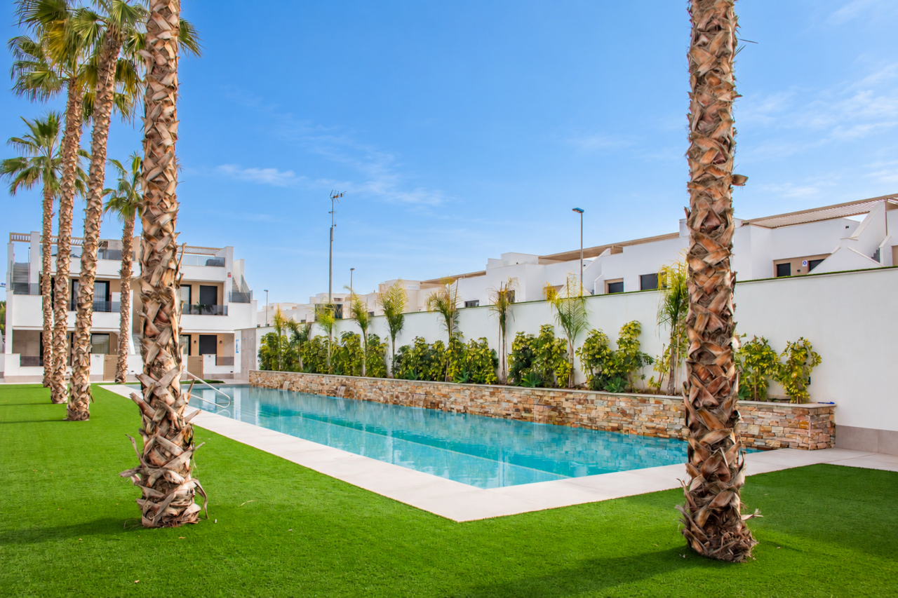 Luxe zwembad tussen moderne palmenresidenties