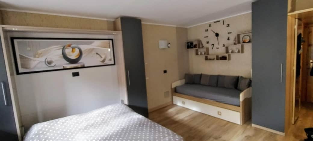 Letto matrimoniale aperto e stanza