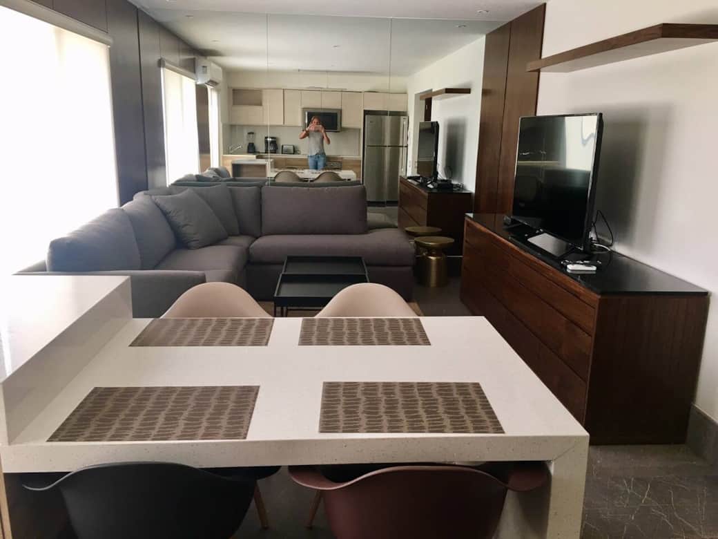 Barra comedor frente a sala con Smart TV