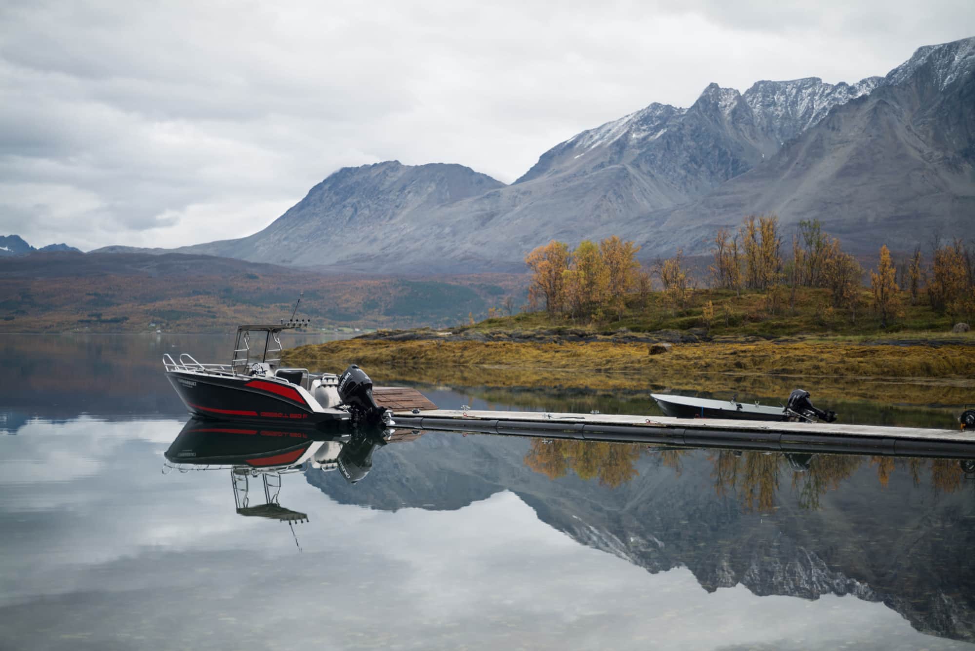 Boot am Steg unter den Lyngen-Alpen
