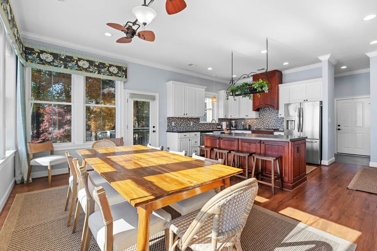 Kitchen & Dining
