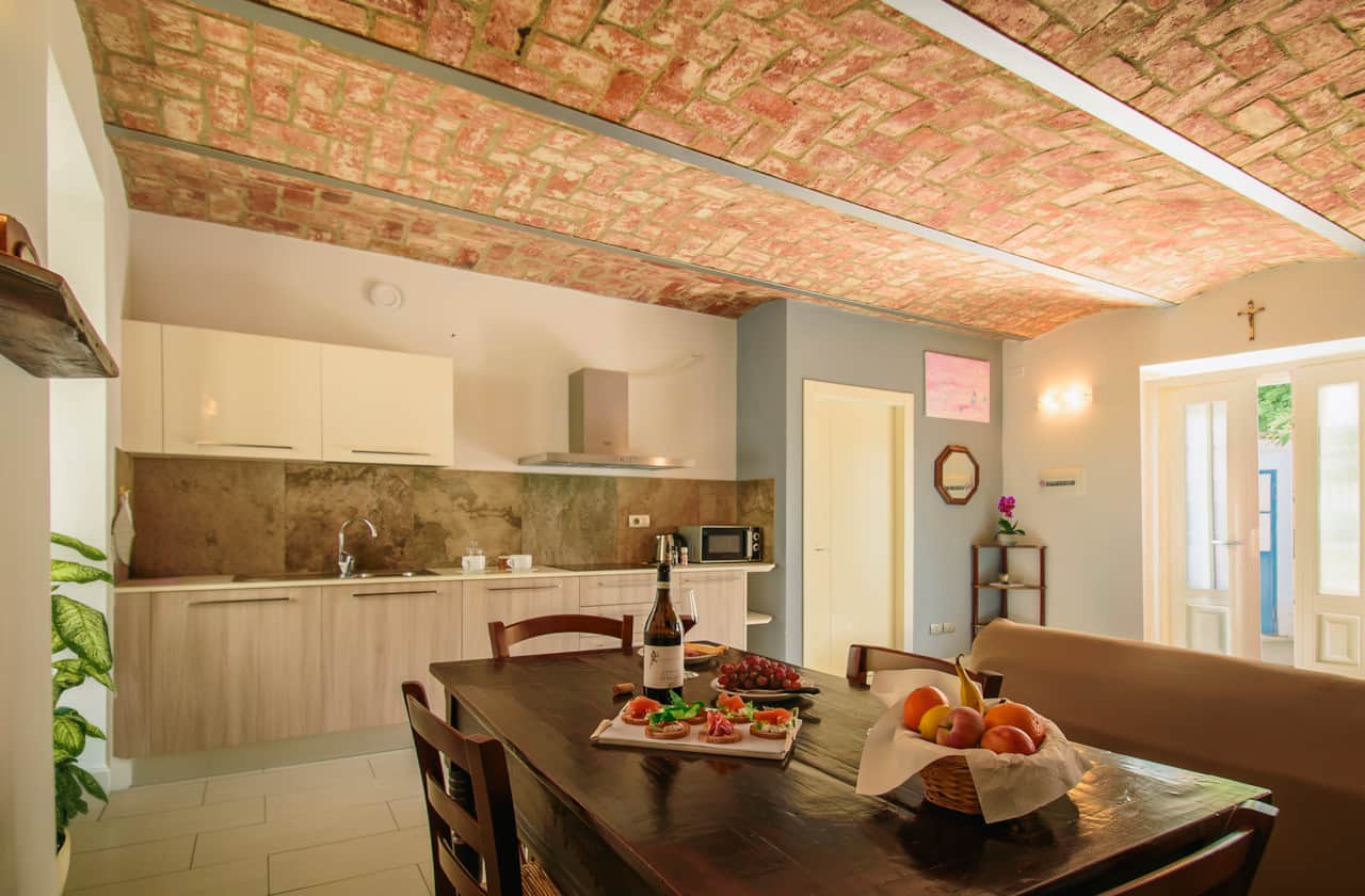 Il meraviglioso soggiorno con il soffitto a volte e mattoni antichi