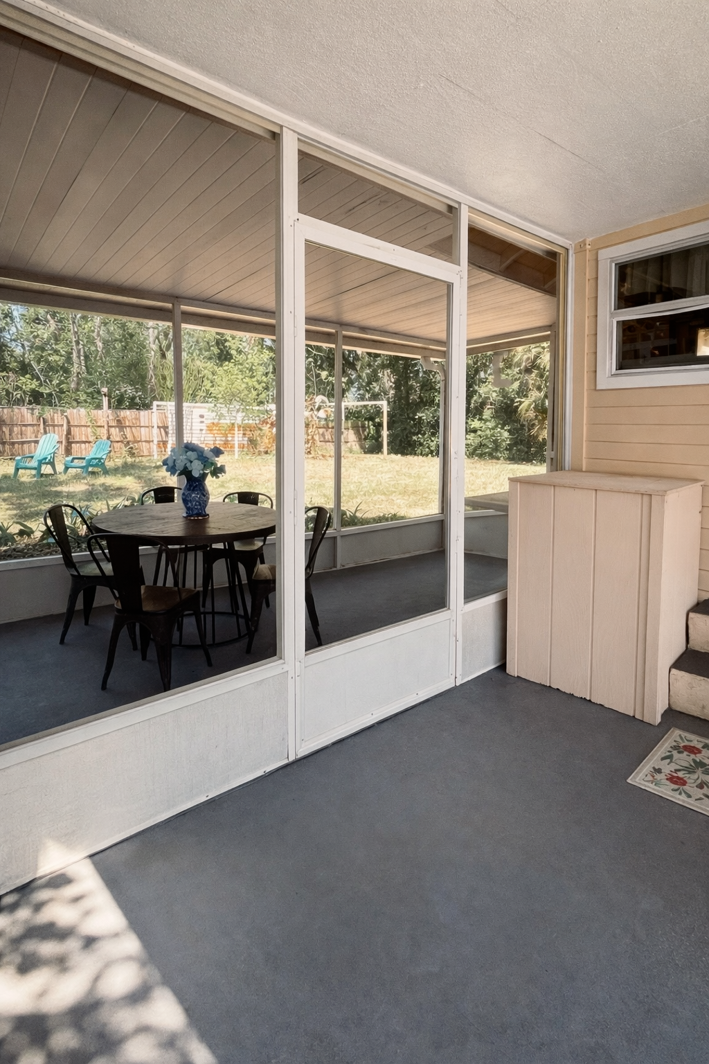 Private screened patio perfect forr morning coffee or evening wine, with a peacef