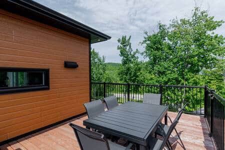 Patio avec table à manger extérieure