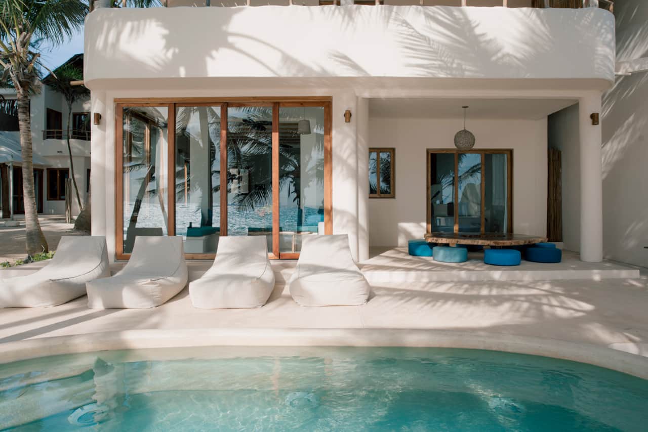 5BR Villa with private seaside pool and direct sea view