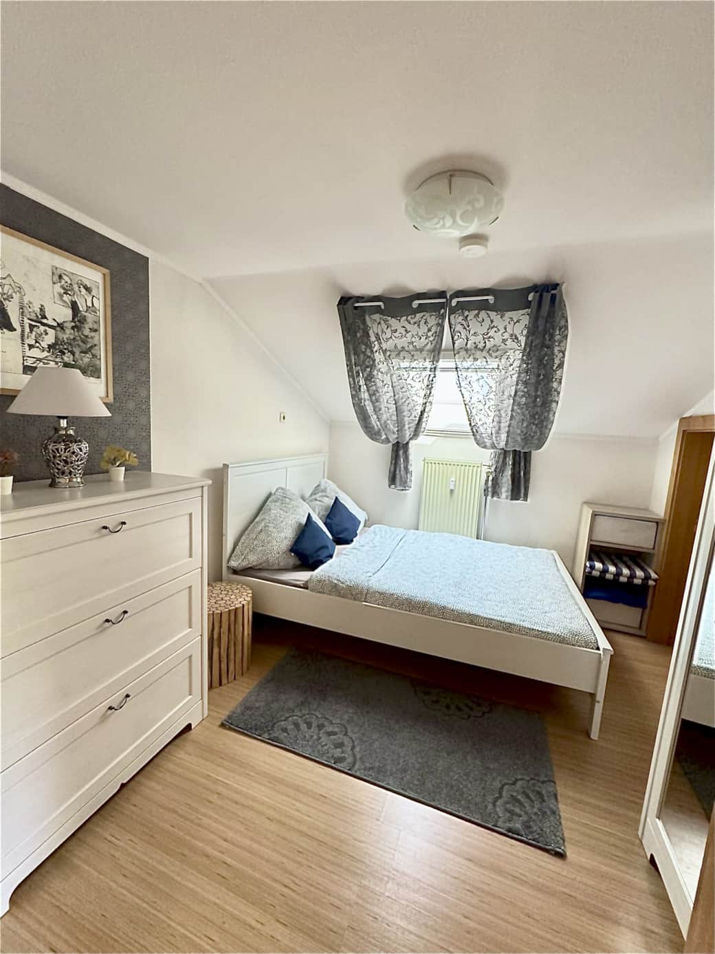 Schlafzimmer, 140cm Doppelbett, Insektenschutz, Babybett, Verdunkelung