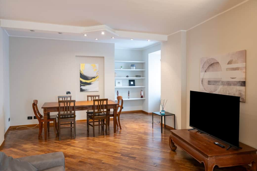 Grande soggiorno con divano letto, Smart TV, tavolo per mangiare/ lavorare da remoto o giocare in compagnia Grande soggiorno con divano letto, Smart TV, tavolo per mangiare/ lavorare da remoto o giocare in compagnia