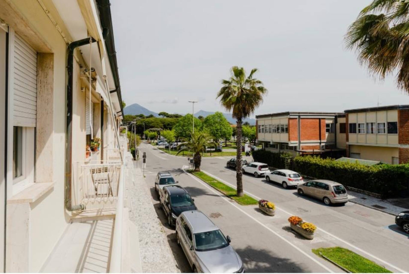 Balcone di CasaGiallo Versilia: spazio all'aperto con vista panoramica sul mare