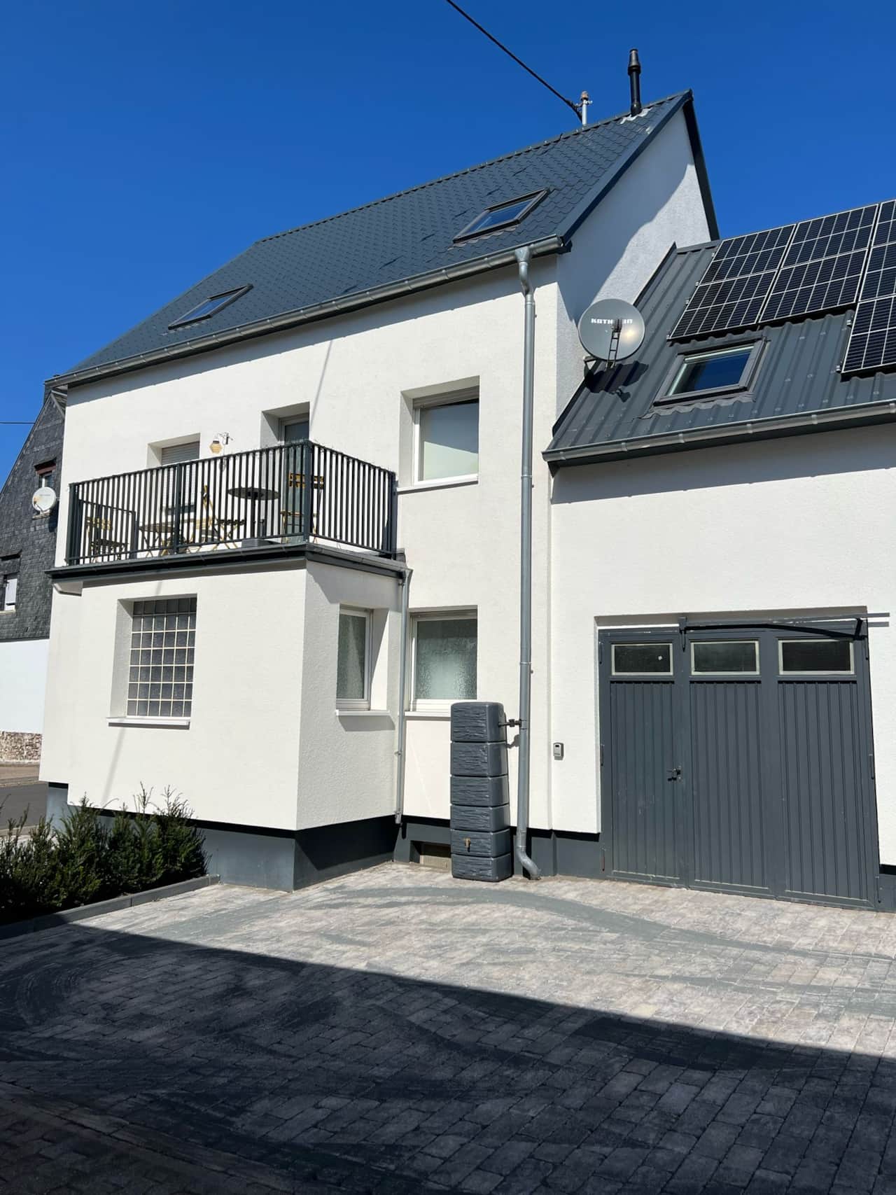 Het witte huis beuren zijkant maart2025