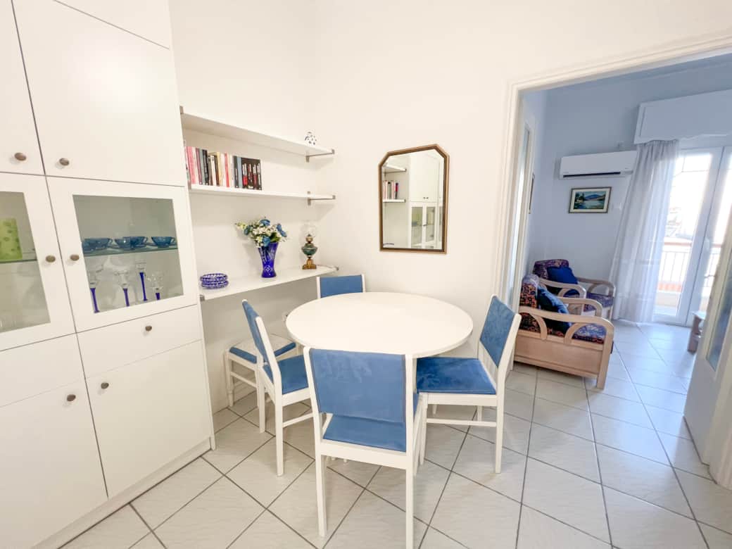 Dining/seating area for 4 people Dining/seating area for 4 people