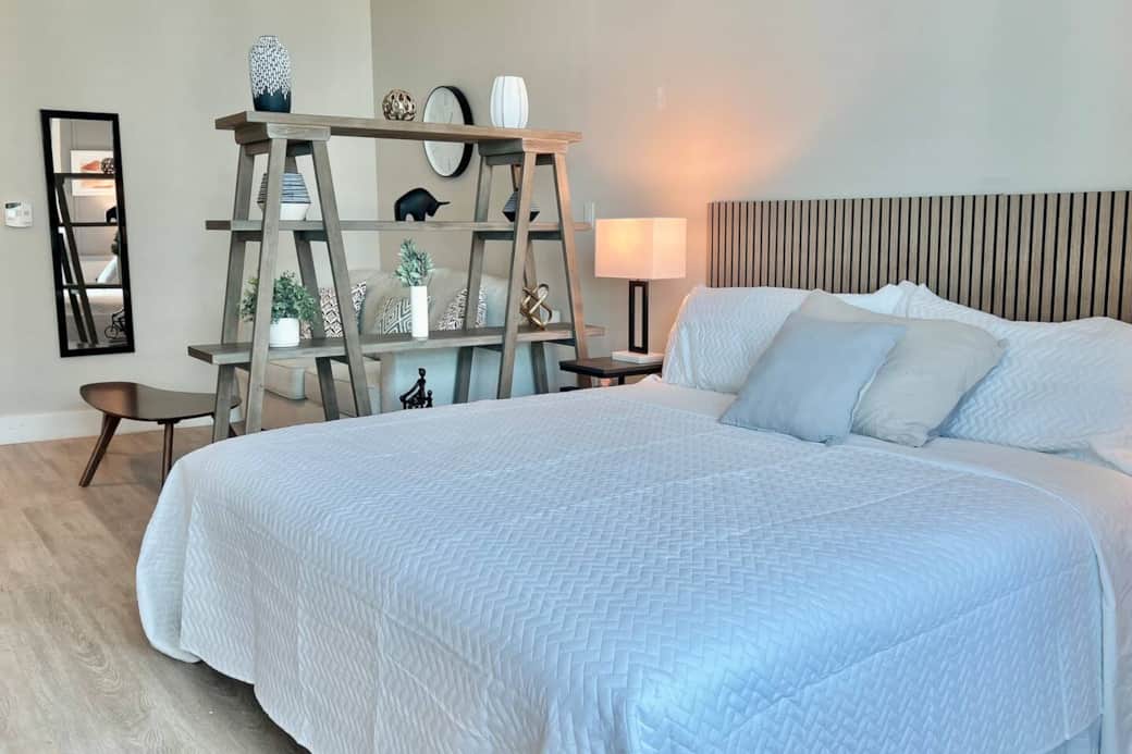 Quarto equipado com cama king e sofá-cama. Quarto equipado com cama king e sofá-cama.