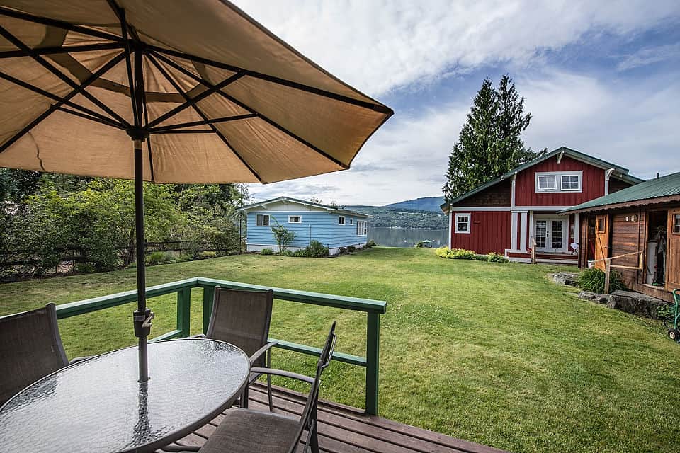 Deck and shared lawn. The lake is visible from here. Deck and shared lawn. The lake is visible from here.