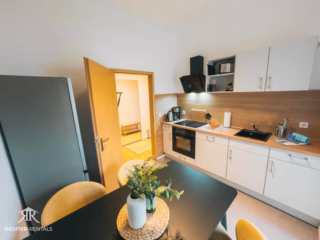 Voll ausgestattete, Moderne Küche mit Zugang zum Balkon