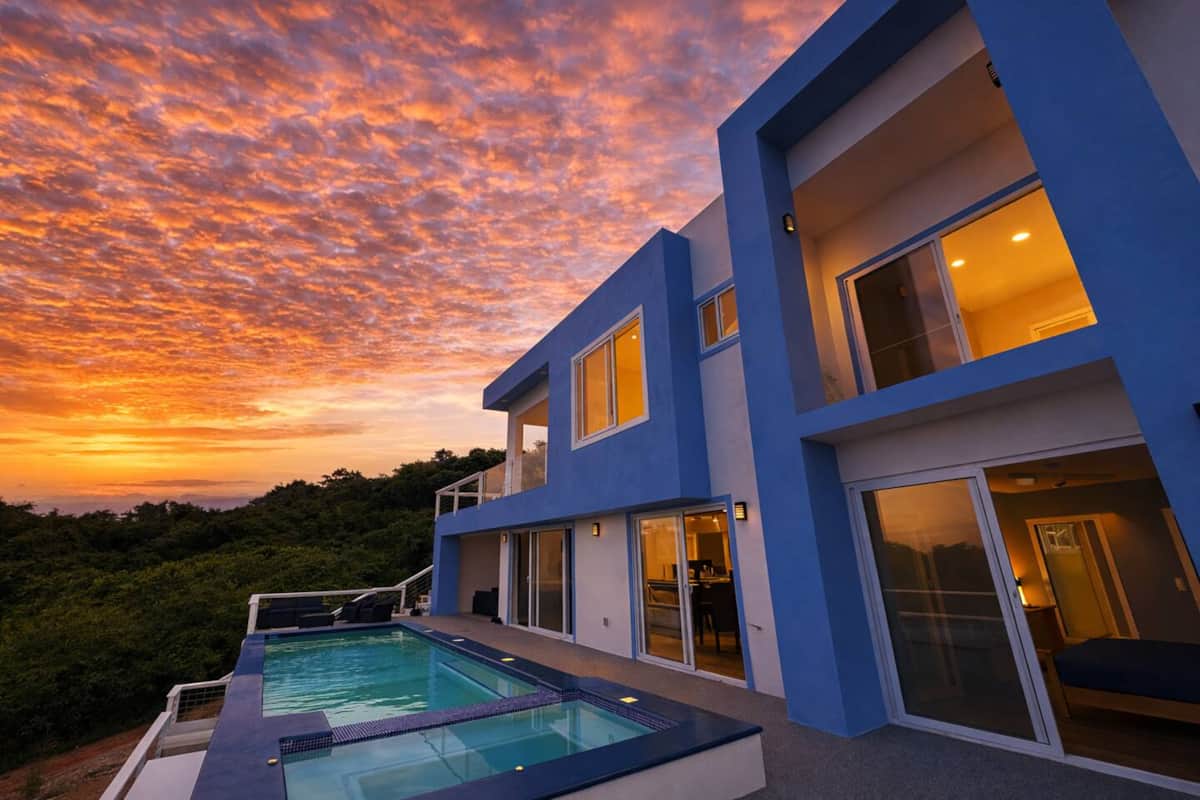 Roatan Oasis: Pool, Hot Tub & Ocean Views Relax!