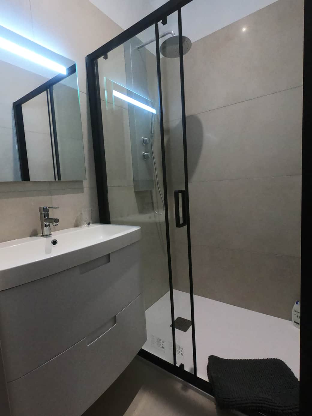 Salle de bain . Chambre rouge Salle de bain . Chambre rouge