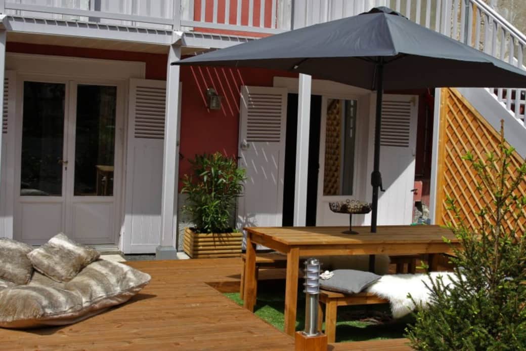 Terrasse et table de jardin avec parasol Terrasse et table de jardin avec parasol
