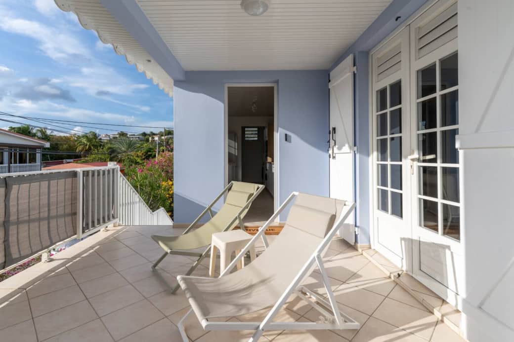 Terrasse extérieure avec bains de soleil