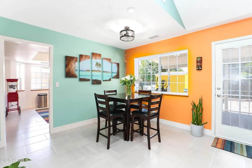 Bright dining area with seating for group meals, located just minutes from Old Town Cottonwood and Sedona attractions