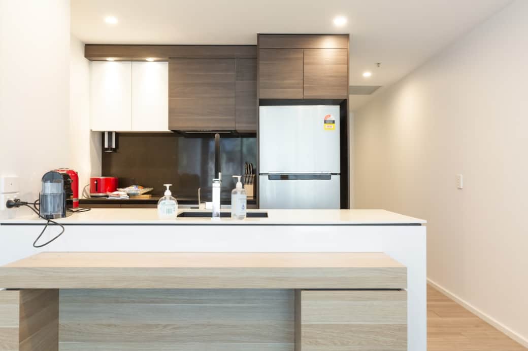 Cook and entertain with ease in our stylish kitchen, featuring a breakfast bar that doubles as a social hub. The modern fixtures and clean lines create an inviting atmosphere, perfect for both culinary enthusiasts and casual diners.