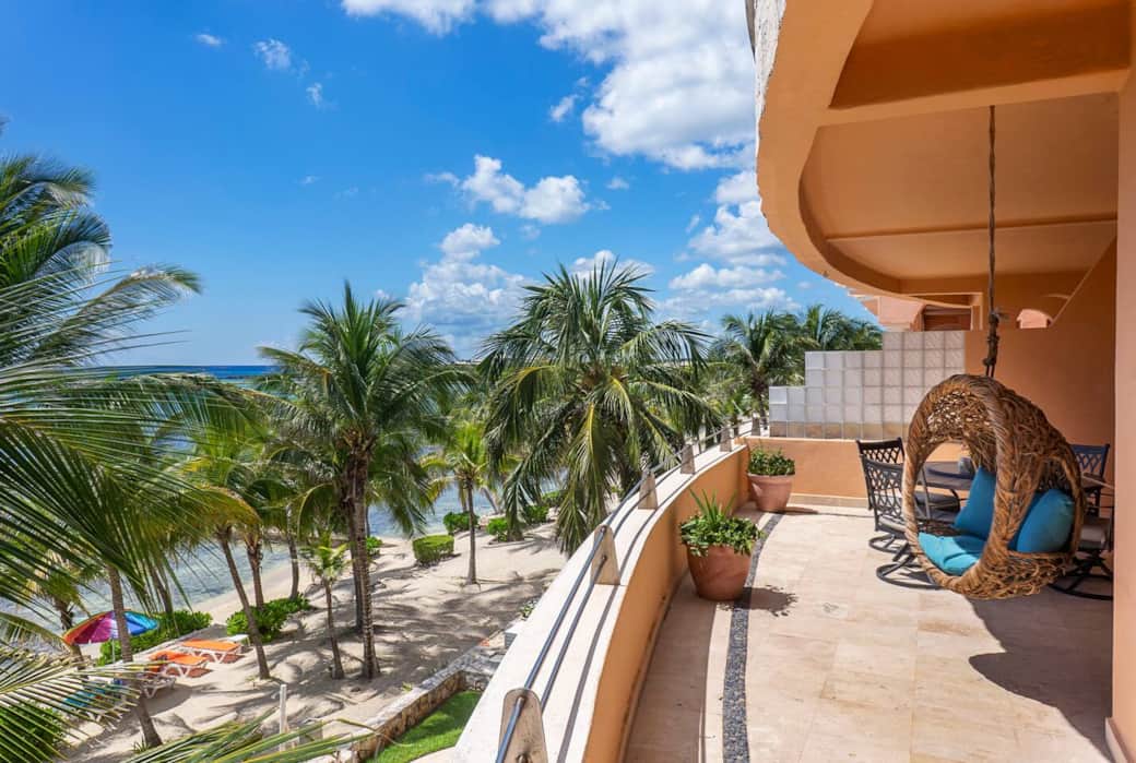 Balcony with view to the beach and beyond to Carribean