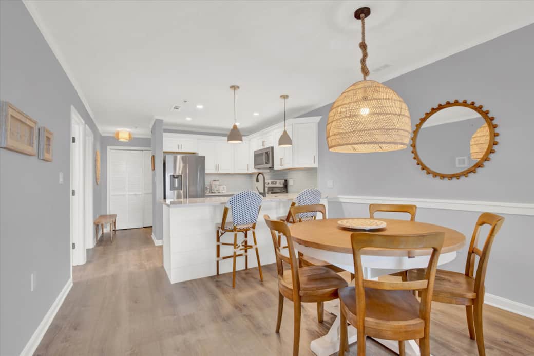 Dining area - seats up to 5