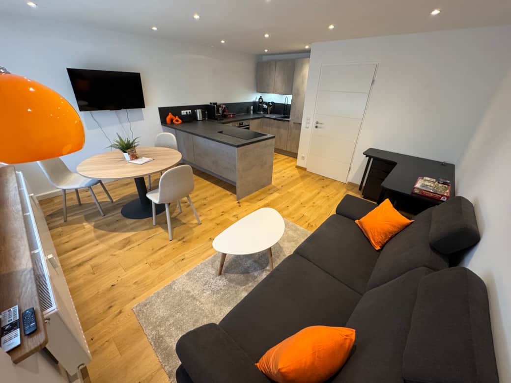 Bild mit oranger Lampe und orangen Kissen neu Bild mit oranger Lampe und orangen Kissen neu