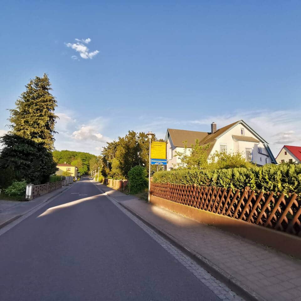 Anreiseblick auf unser Wohnhaus  - dahinter liegt das Haus Magarete  am Anfang einer Spielstraße. 
