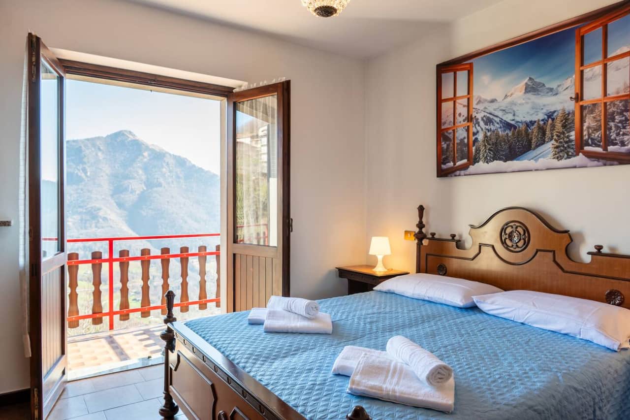 Camera da letto matrimoniale con balcone e vista fantastica sulle montagne