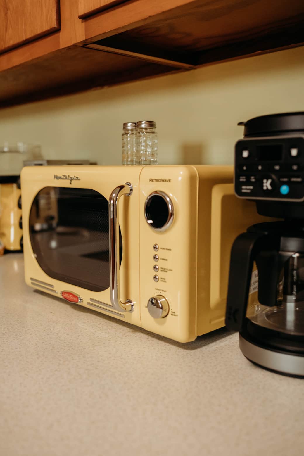 Nostalgic retro microwave—fun, functional, and convenient.