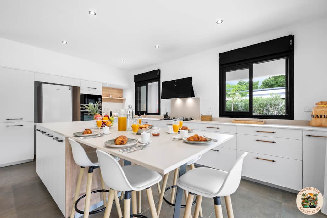 Cuisine moderne entièrement équipée avec grand espace repas