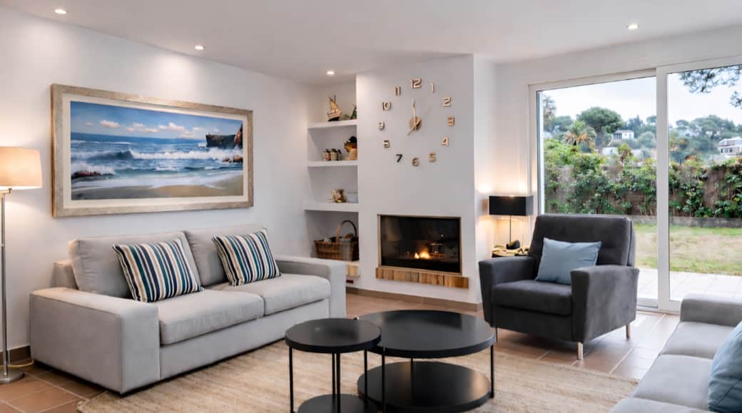 Salón con AACC, vista al mar y chimenea Salón con AACC, vista al mar y chimenea