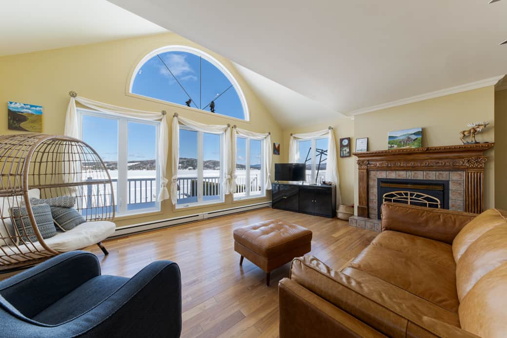Salon avec vue sur le lac