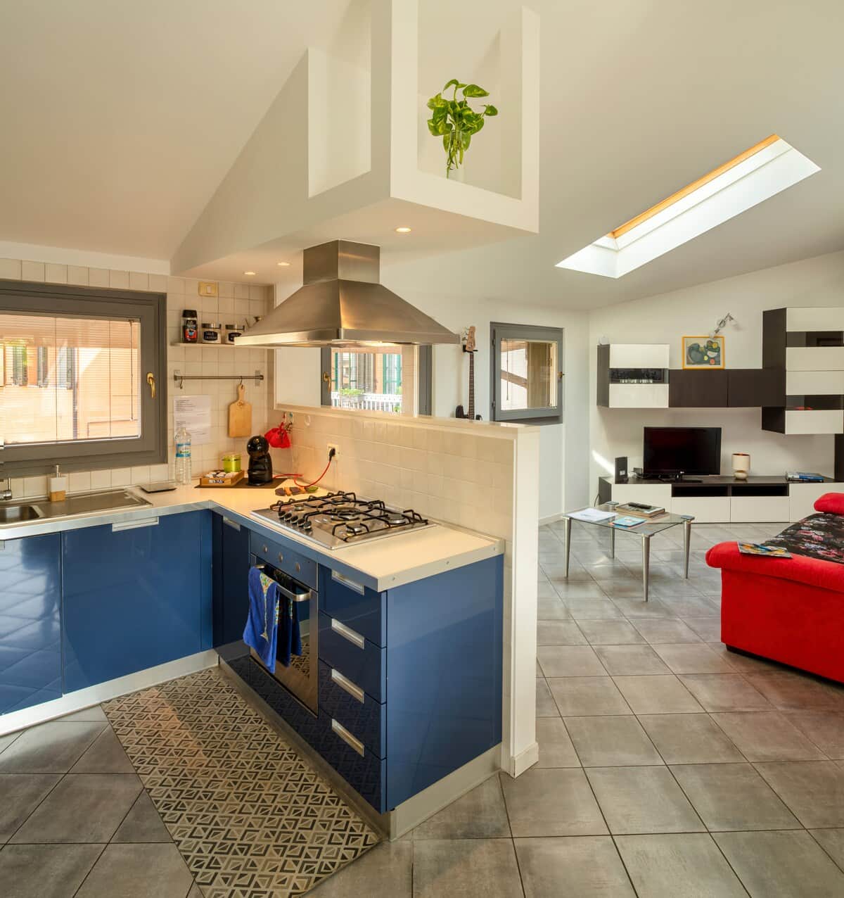 Zona cottura ad alte prestazioni: piano cottura a gas con bruciatori ad alta efficienza e forno elettrico multifunzione ventilato, ideale per cotture omogenee su più livelli