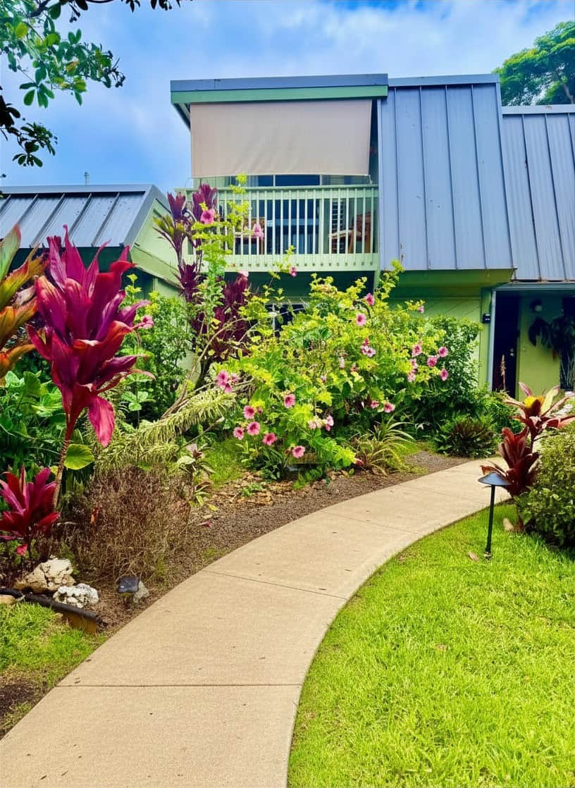 Garden Condo with Tropical Flowers Year-Round and Plenty of Shade