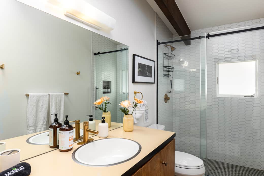 Guest bath.