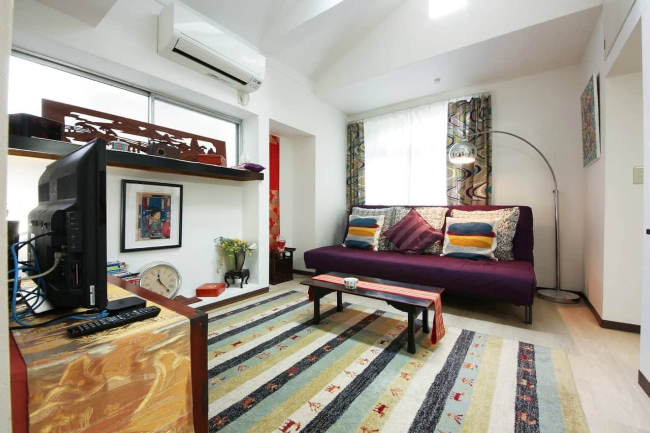 Relax in this cosy living room, featuring traditional details and a comfy double sofa bed.
