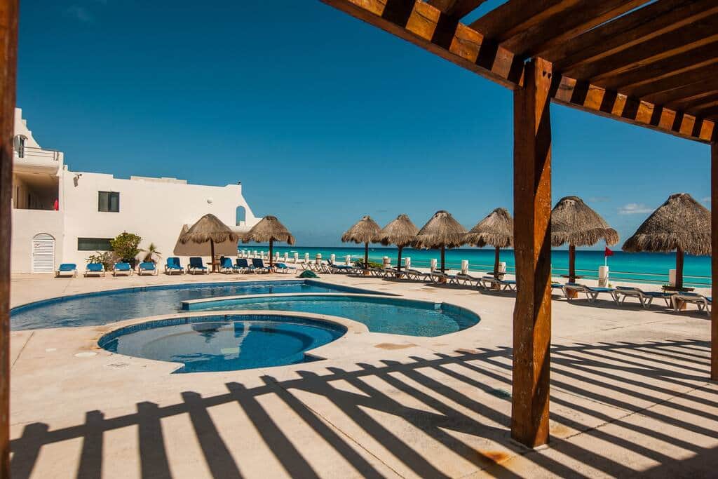 3 albercas diferentes con jacuzzis