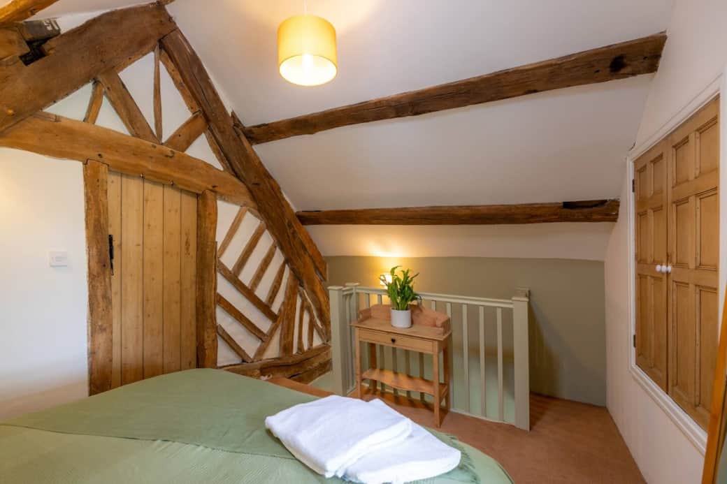 Bedroom 1 (King Bed)