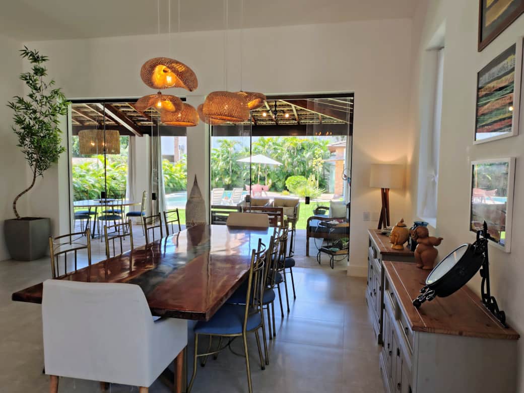 Sala de jantar, estar e cozinha principal e secundária