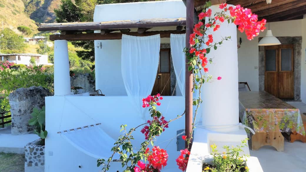 Casa eoliana con veranda fiorita a Malfa, Salina, relax tra natura e architettura tradizionale. Casa eoliana con veranda fiorita a Malfa, Salina, relax tra natura e architettura tradizionale.