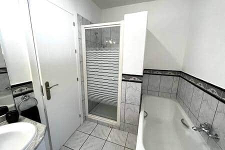 Ground floor bedroom en-suite Ground floor bedroom en-suite