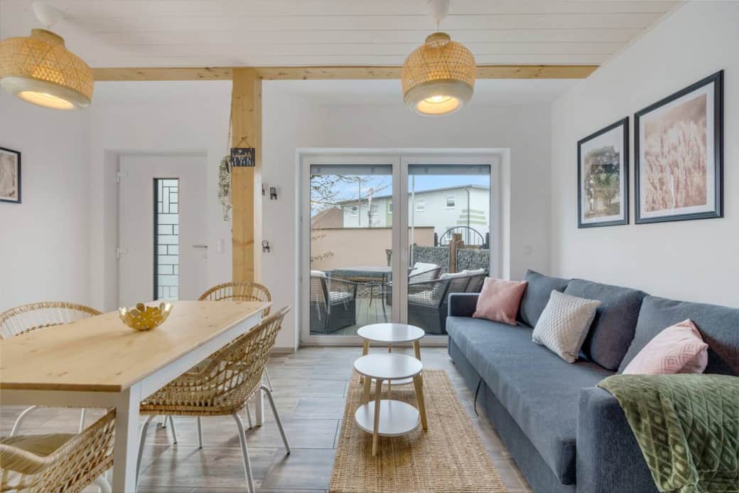 Wohn- und Essbereich im Erdgeschoss mit ausziehbarer Couch Wohn- und Essbereich im Erdgeschoss mit ausziehbarer Couch