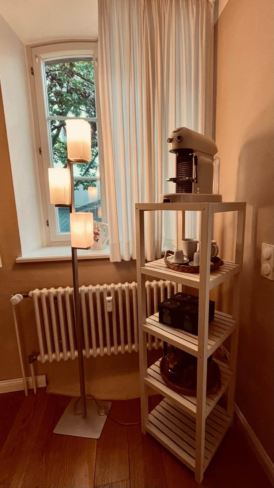 Eine Nespresso Maschine steht Ihnen in der Kaffee-Ecke zur Verfügung.