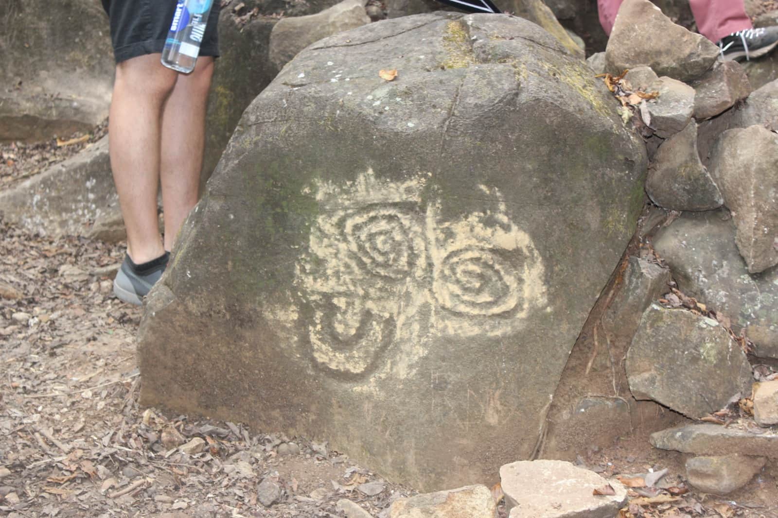 Espiral tallada en una piedra volcánica en los petroglifos de Altavista, Nayarit