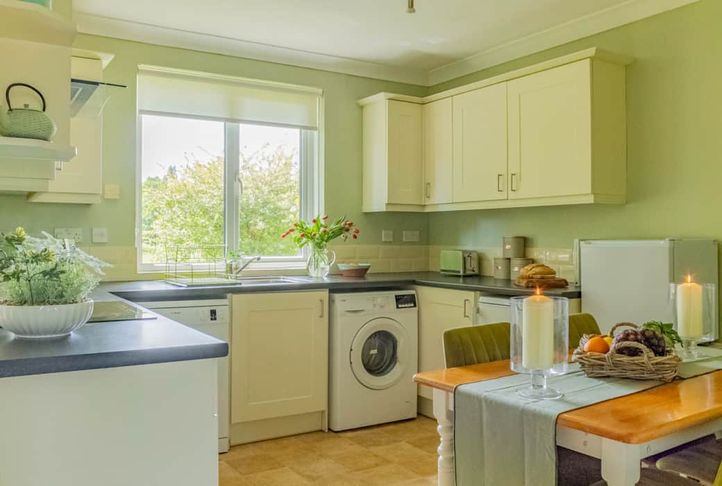 Kitchen & dining area