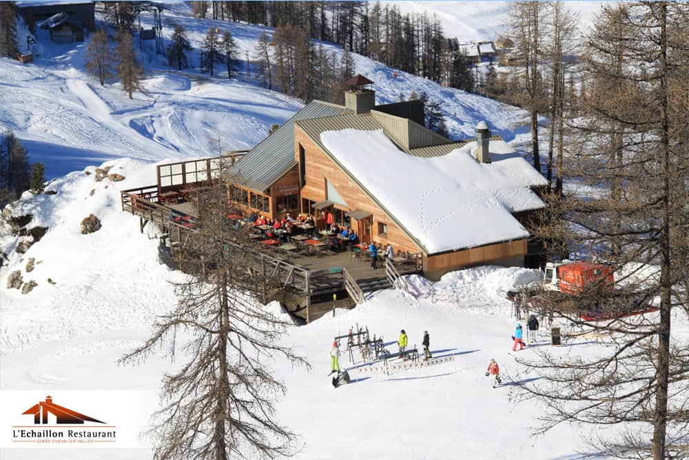 Restaurant d'altitude L'Échaillon, Serre Chevalier Vallée, repas en montagne avec vue sur les Alpes