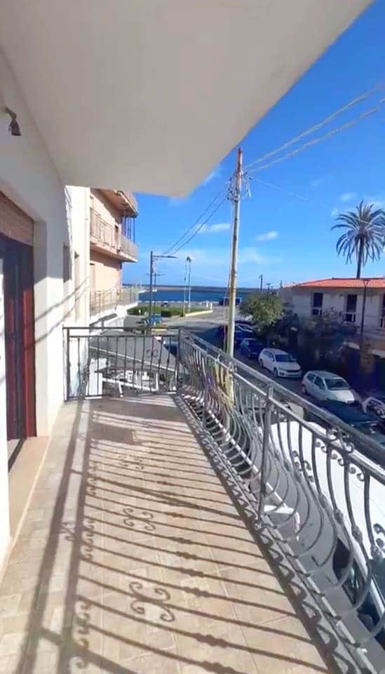 Balcone luminoso con vista aperta sul mare: il luogo perfetto per iniziare la giornata con il sole e rilassarsi al tramonto. Balcone luminoso con vista aperta sul mare: il luogo perfetto per iniziare la giornata con il sole e rilassarsi al tramonto.