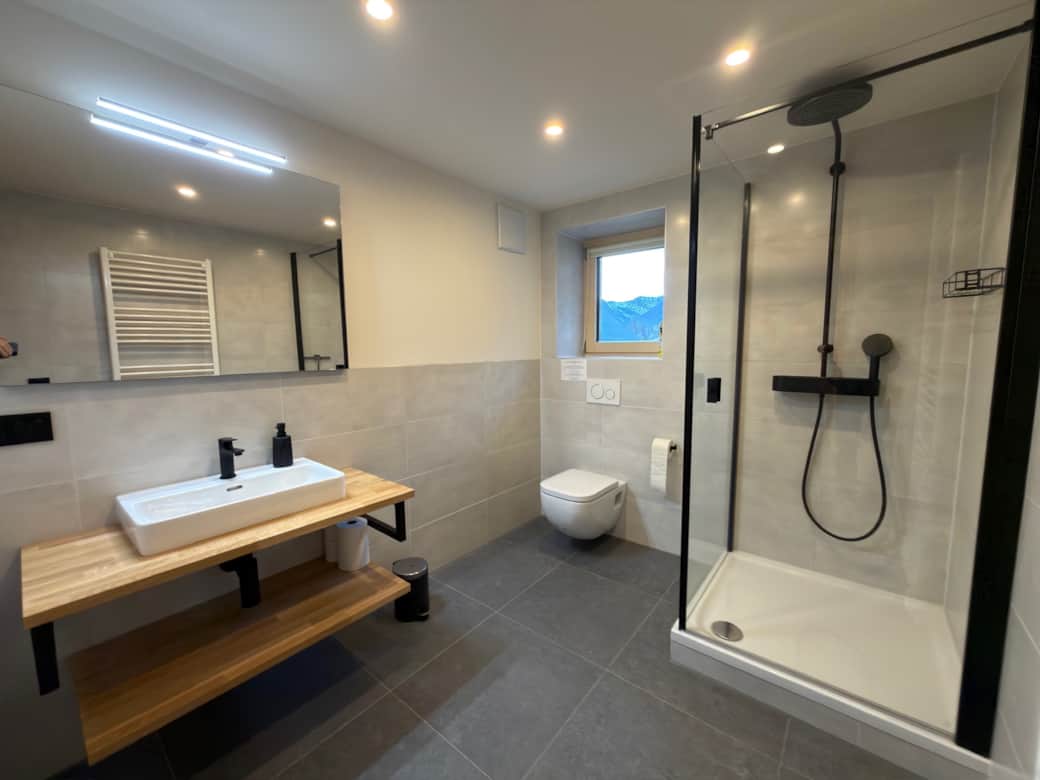 Eines der vier hochwertig ausgestatteten Bäder.