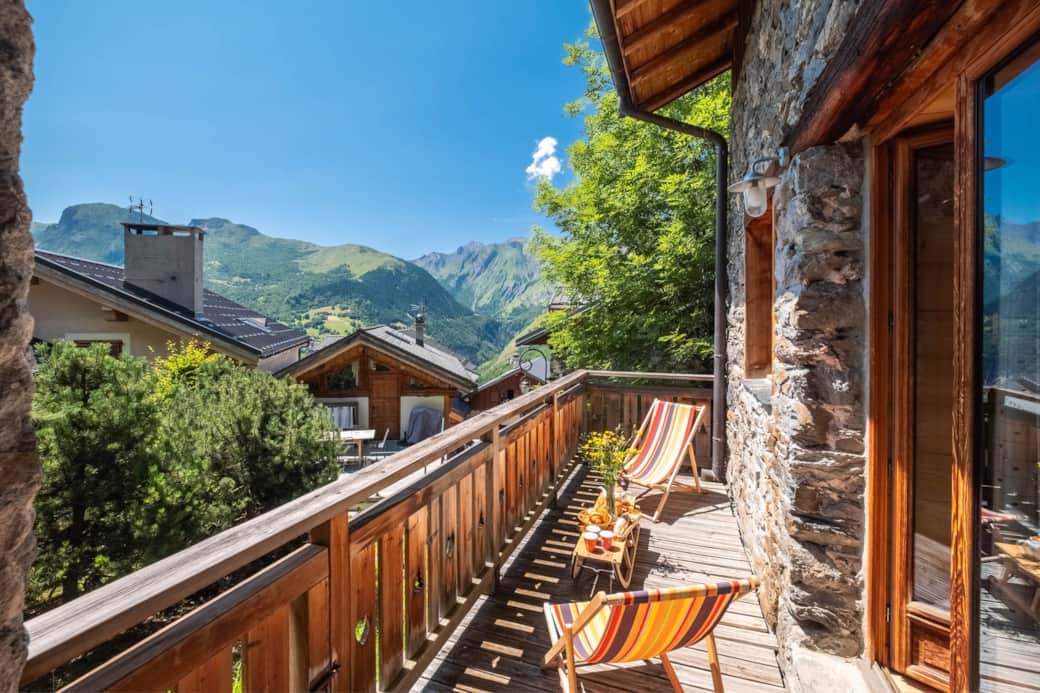 Wooden terrace with breathtaking views of the mountains and the picturesque village of Villarabout.